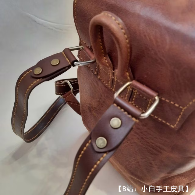 带翻盖的小皮革背包的图案 - 2