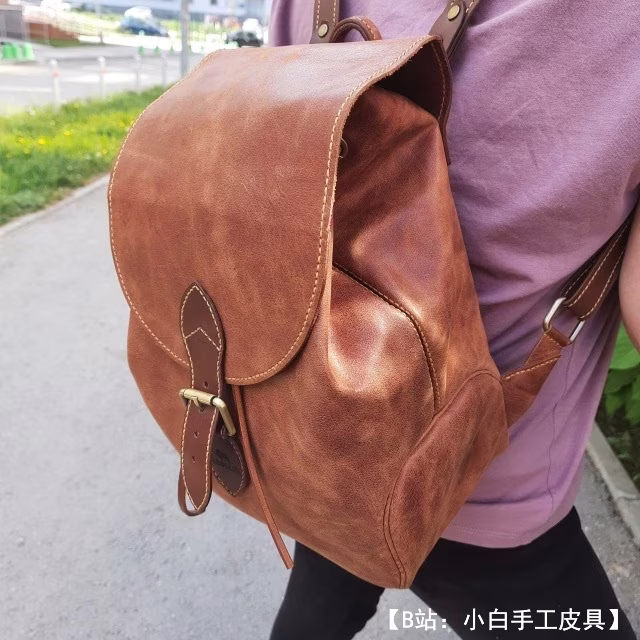 带翻盖的小皮革背包的图案 - 3