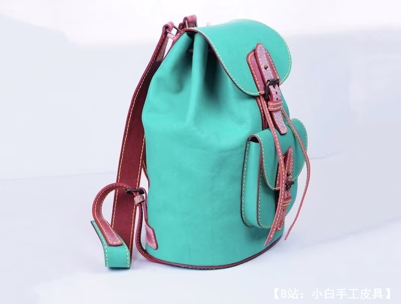 小号真皮女士翻盖背包图案 - 3