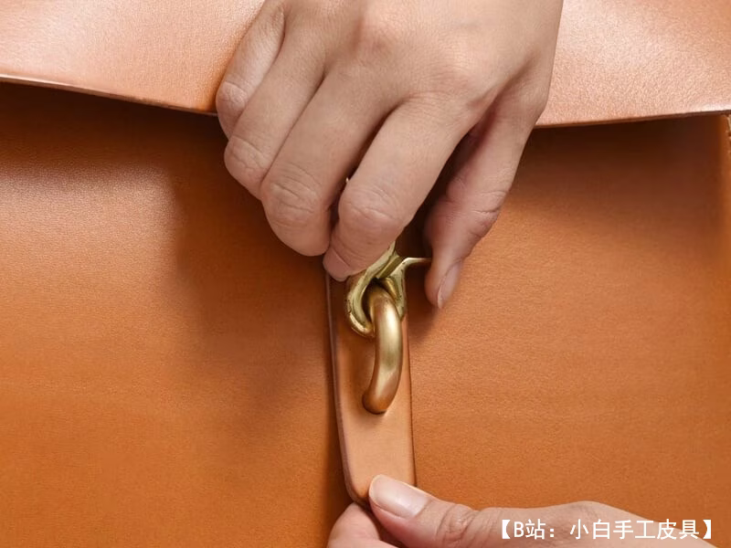 带翻盖和一个隔层的简约皮革城市背包的图案 - 4