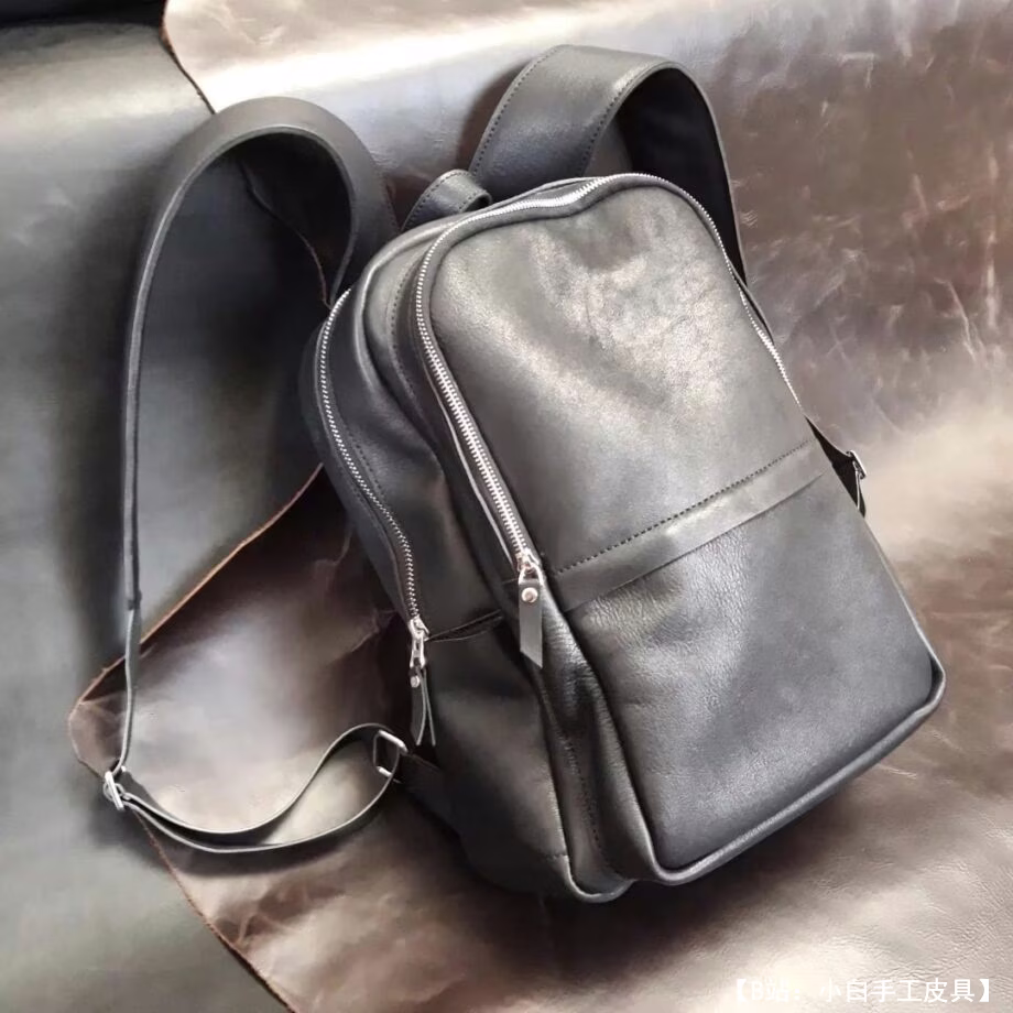 男士皮革背包的图案，带拉链，有两个隔层，翻盖上有一个前贴袋 - 1