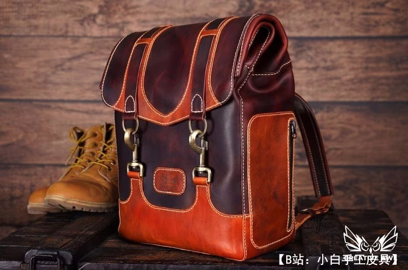带登山扣的皮革卷顶背包图案 - 1