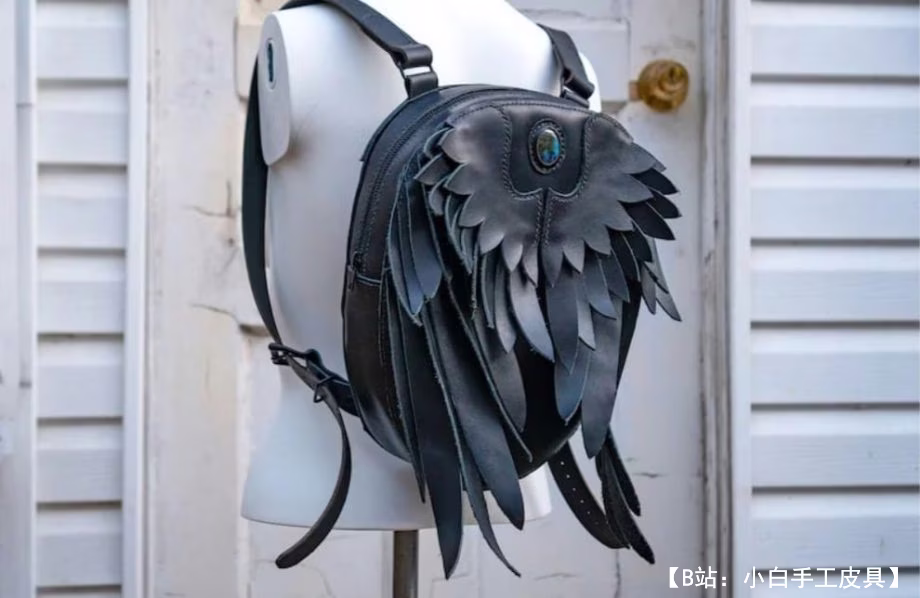 带天使翅膀拉链的皮革背包图案 - 1