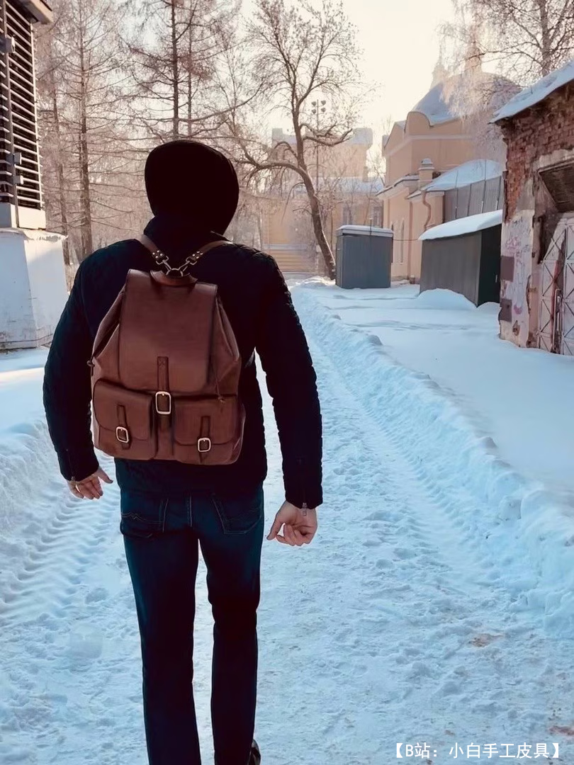 带盖和两个贴袋的皮革背包的图案 - 1