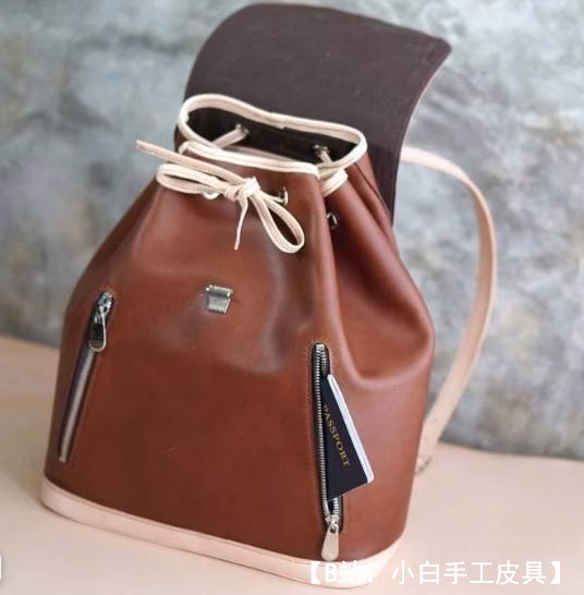 带翻盖和领带的皮革女式背包的图案 - 3