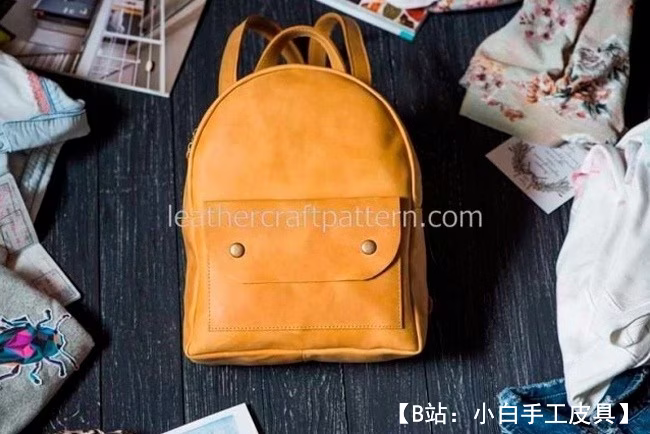 中间有翻盖的小皮革背包的图案 - 1