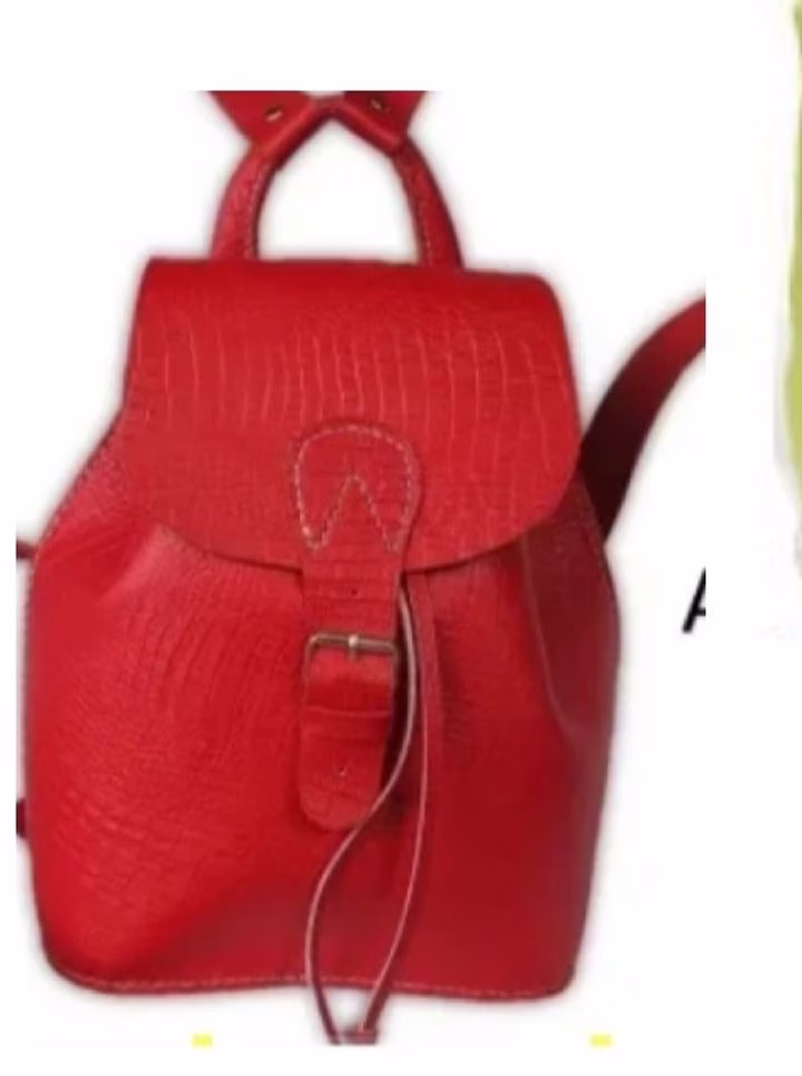 带翻盖的小皮革背包的图案 - 1