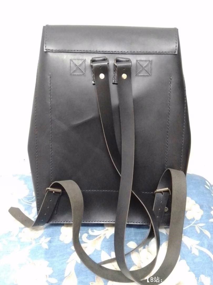 主要部分为卷顶的背包图案 - 2