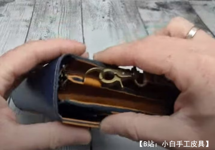 图案皮革迷你手提包由皮革制成，带磁铁的手拿包，带磁铁的包，带磁铁的钱包 - 2