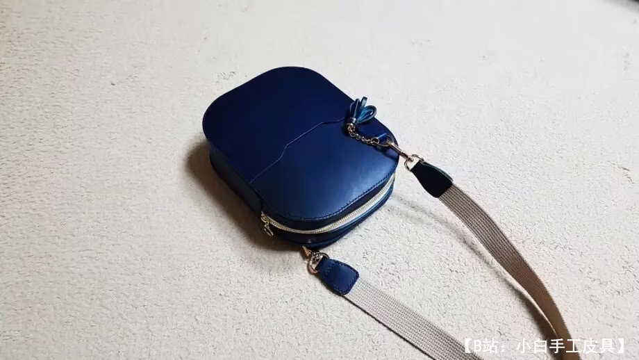 用于智能手机和文件的小型皮革斜挎包的图案 - 1