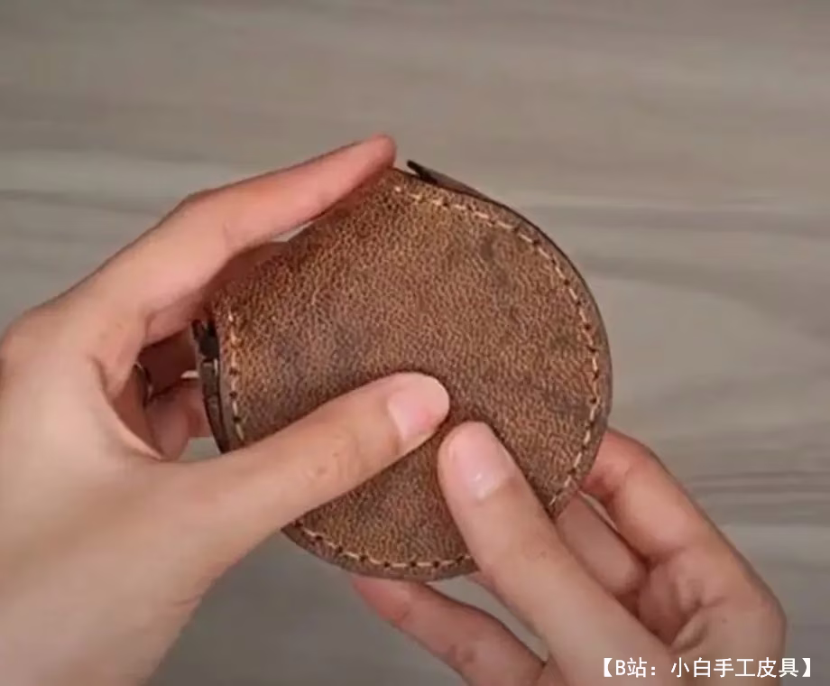 用于存放小物品或耳机的皮革袋整理器的图案 - 1