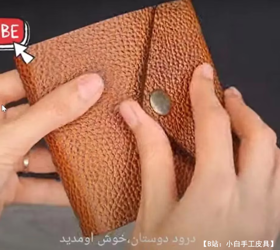 带按钮的皮革三折钱包的图案 - 1