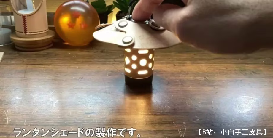 带皮革灯罩的皮革夜灯图案 - 1