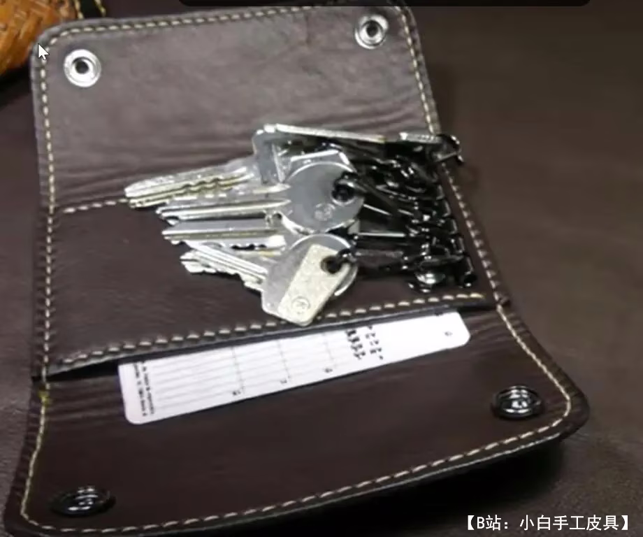 带按钮的皮革钥匙扣的图案，带银行卡口袋 - 1