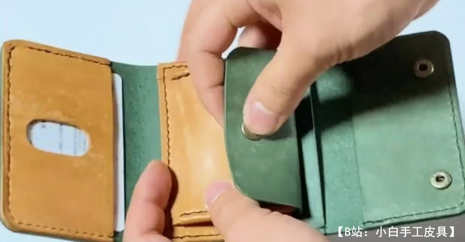 带按钮的皮革三折钱包的图案 - 3