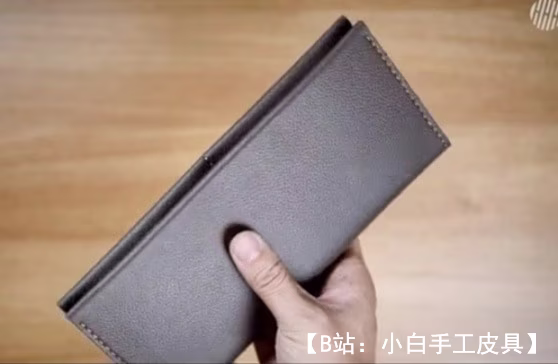 受沙发启发的较长皮革钱包图案 - 3