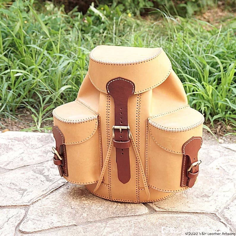 一个不寻常的小皮革背包的图案，有领带和翻盖 - 1