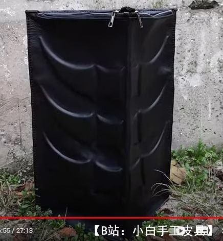 不寻常的皮革大三角背包的图案 - 1