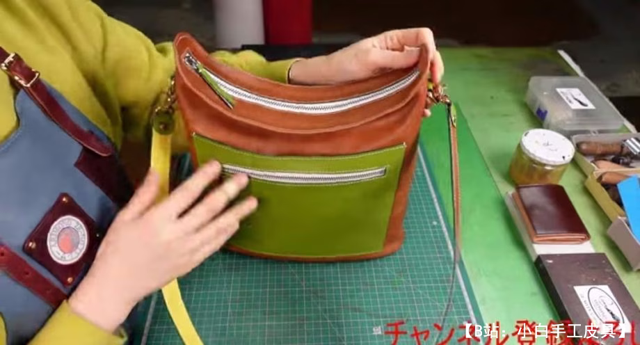 一种不寻常的女士皮革斜挎包的图案 - 1