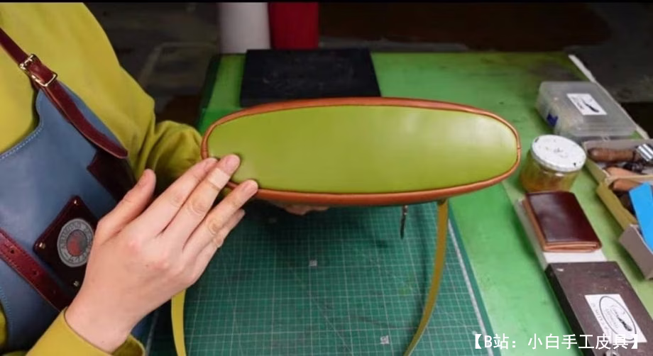 一种不寻常的女士皮革斜挎包的图案 - 3