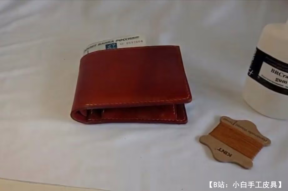 经典双折图案，带有可存放小物品的隔层和用于关闭的拉环 - 1