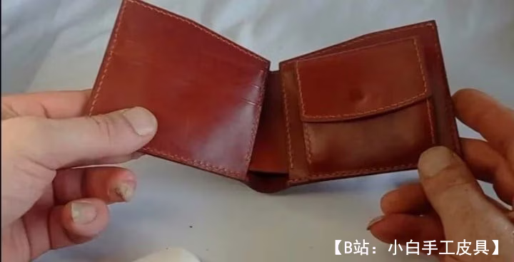 经典双折图案，带有可存放小物品的隔层和用于关闭的拉环 - 2