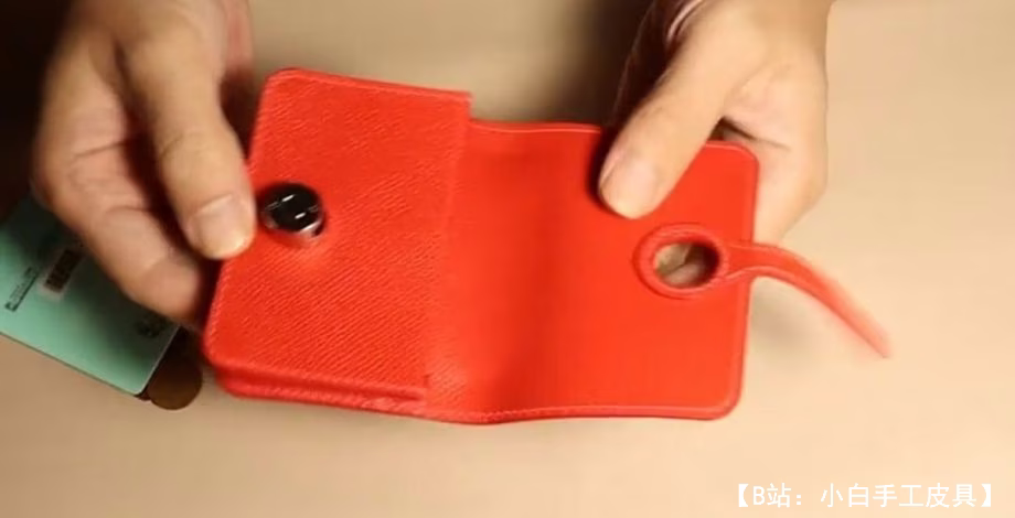 翻盖纽扣上的皮革卡夹图案 - 2