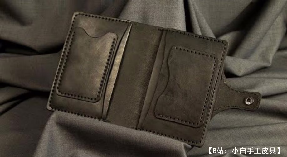 带卡片按钮的简约皮革钱包的图案 - 1