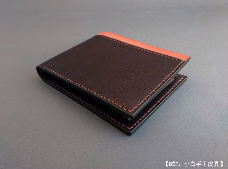 带钞票和银行卡按钮的双折钱包图案 - 1