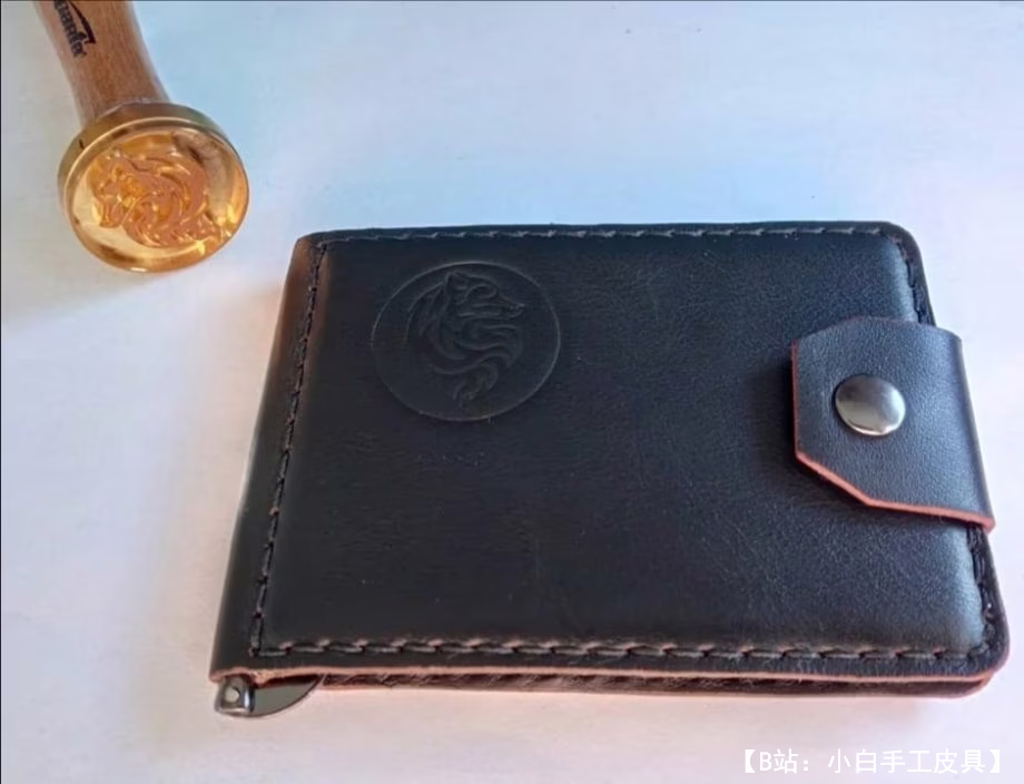 带硬币夹的翻盖上的纸币皮革夹图案 - 1