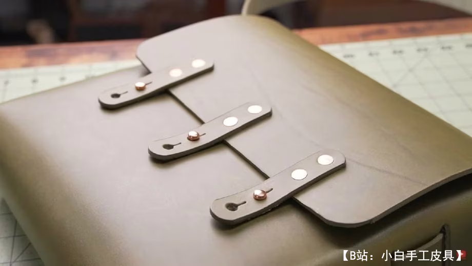 带肩带图案皮革邮差包 - 2