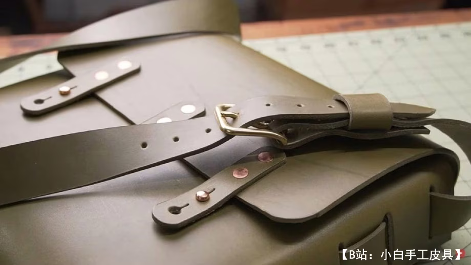 带肩带图案皮革邮差包 - 3