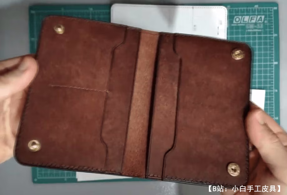 文件（护照、驾照等）或带有地图的护照封面的皮革双折图案 - 1