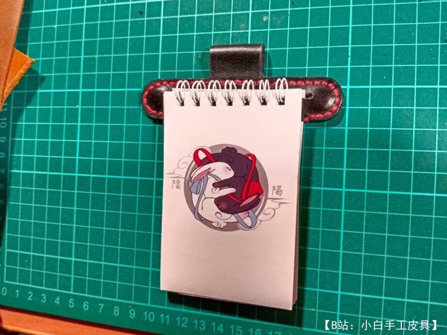 带冰箱贴的皮革吊坠图案，适用于带笔的 A7 笔记本 - 1