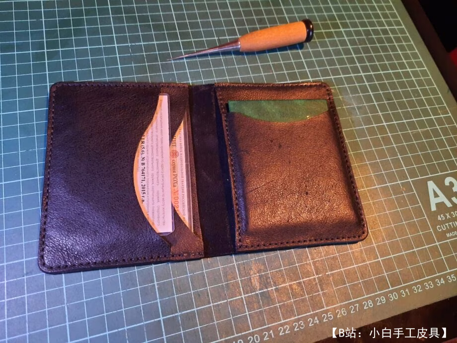 皮革码头支架（文件钱包）的图案，带有单独的狩猎许可证口袋 - 1