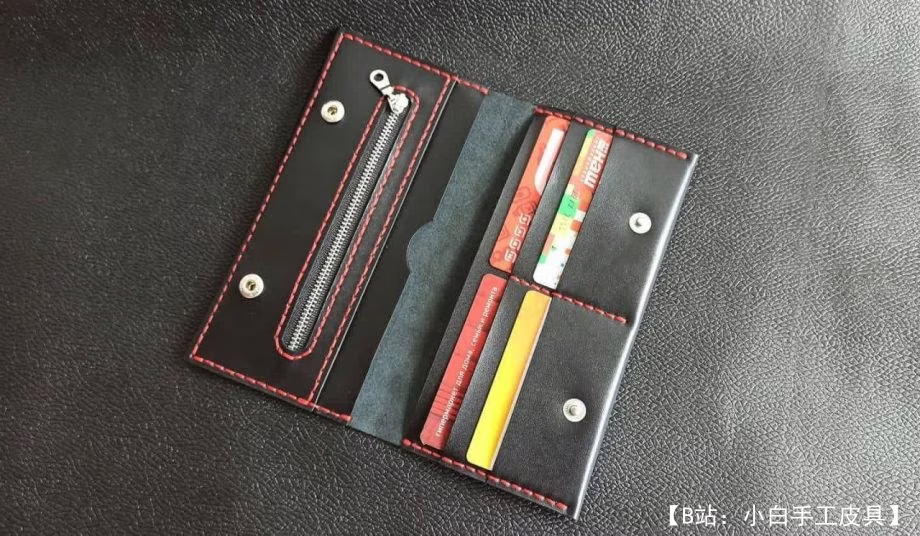 较长的皮革图案，中间有拉链 - 1