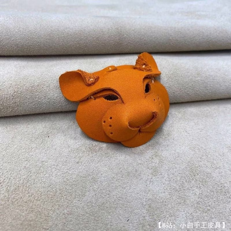 钥匙扣图案由皮革幼虎头制成 - 1