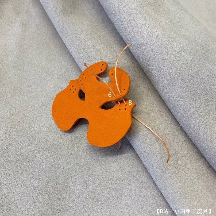 钥匙扣图案由皮革幼虎头制成 - 2