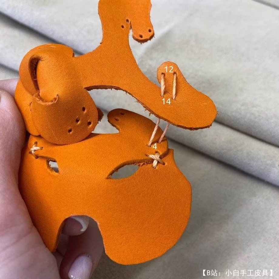 钥匙扣图案由皮革幼虎头制成 - 5
