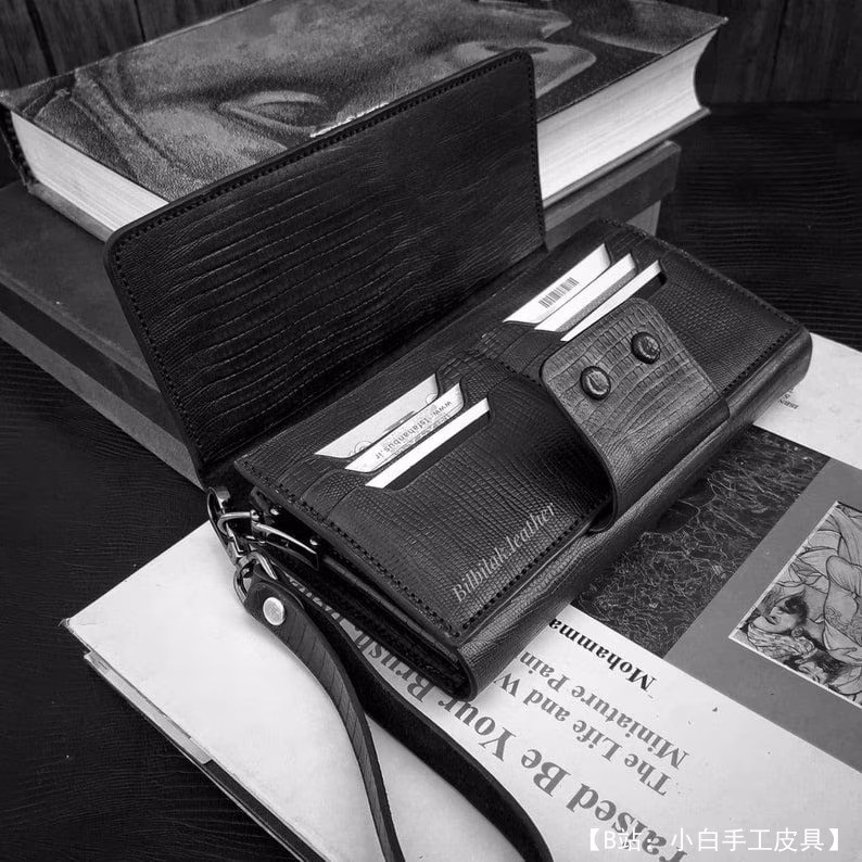 带按钮的男士皮革手拿包的图案 - 1