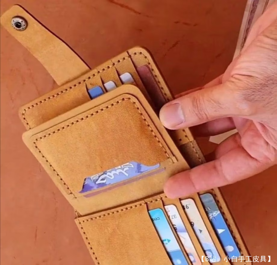 带多个隔层的双折皮革钱包图案 - 2