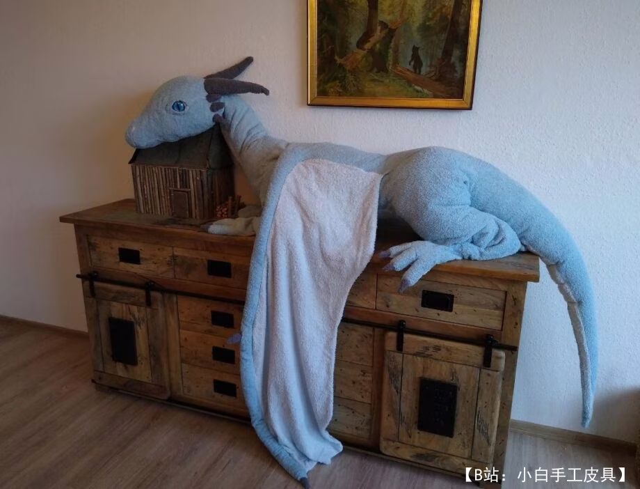 长 1 m 的大型毛绒玩具“龙”的图案。 - 1