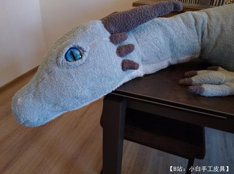 长 1 m 的大型毛绒玩具“龙”的图案。 - 2