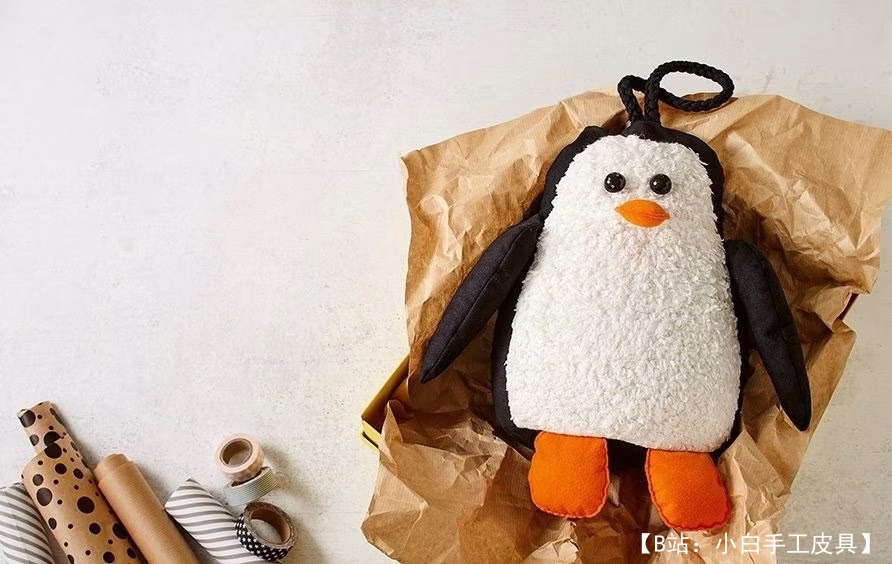 门上的软毛绒玩具企鹅图案 - 1