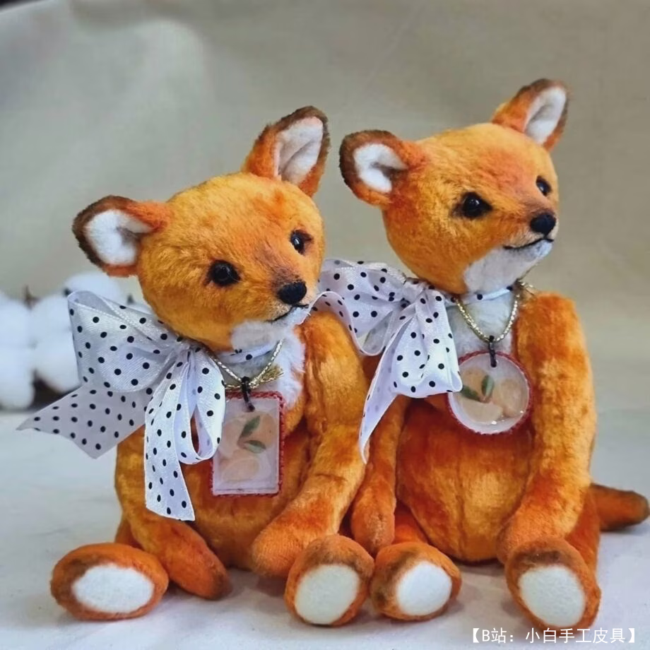 毛绒玩具两个小狐狸姐妹的图案 - 1