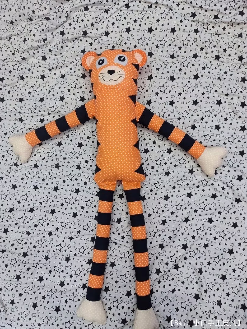 人字形图案下的软玩具织物虎崽图案 - 1