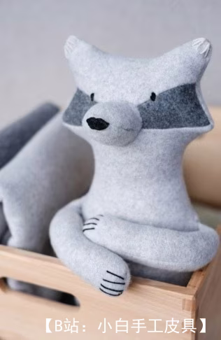 婴儿床上的毛绒玩具浣熊的图案 - 1