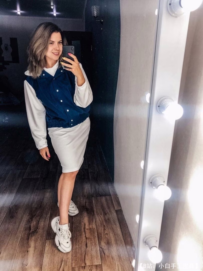 女式轻质飞行员夹克搭配连帽页脚 + 牛仔裤的图案 - 1