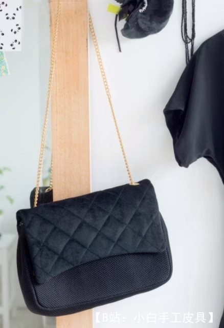 小号面料女式绗缝手拿包的图案 - 1