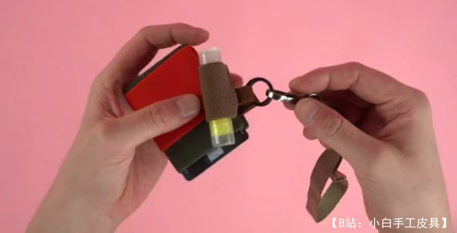 一个简单的迷你钱包的图案，由弹性材料制成，配有不同的配件 - 4